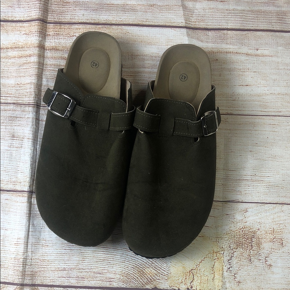 Women's Olive‎ Green Suede Clogs 🧡